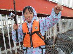 朝はアジ、その後はサッパ、サヨリは大型が中心です。尼崎市魚つり公園