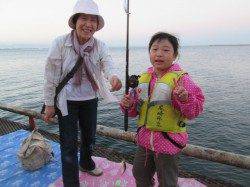 朝はアジ、その後はサッパ、サヨリは大型が中心です。尼崎市魚つり公園