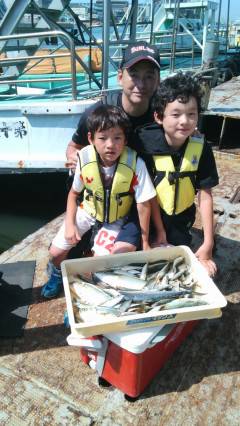 アジの飲ませ釣りでツバス＆サゴシをキャッチ…