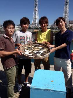 マリーナシティ海釣り公園でサビキ釣りをエン…