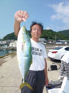 沖一文字内向き、飲ませで40cmオーバーのツバス！