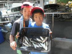 園全体でアジ〜800匹、タチウオは4匹..…