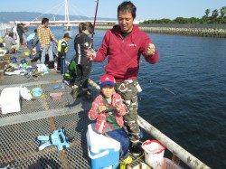 マアジ、短時間ですがイイさいずが連続で釣れます！尼崎市魚つり公園