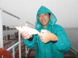 尼崎市魚つり公園 ズボ釣りで小チヌのアタリ 26cmのアジも