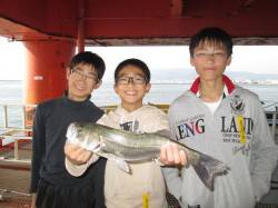 尼崎市魚つり公園、ウキ釣りでシラサにメッキ…