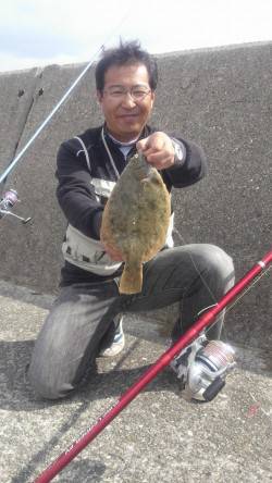 東二見人工島の東向き、投げ釣りでマコガレイ…