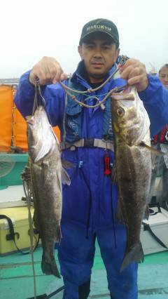 エビ撒き釣りでスズキ68cm！旧の白灯台他…