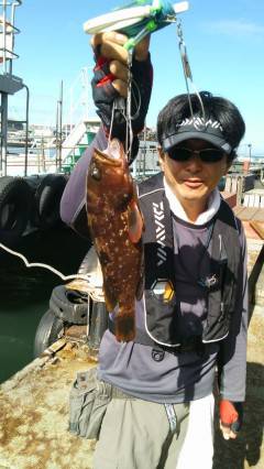 旧の赤灯台・沖の一文字でアコウあがってます…