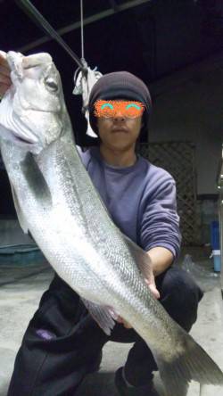 日高川河口で自己タイ記録の７５㎝のスズキ！…