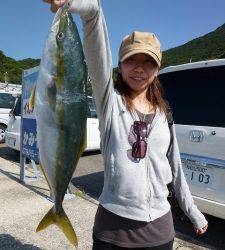 好調青物★釣りガールが飲ませでツバスGET★