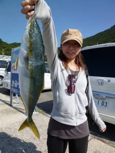 好調青物★釣りガールが飲ませでツバスGET…