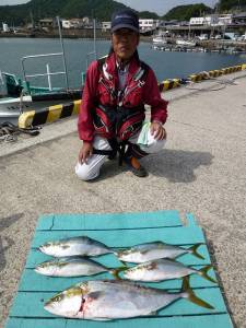 沖一文字内向き、飲ませで68cmのメジロ！！