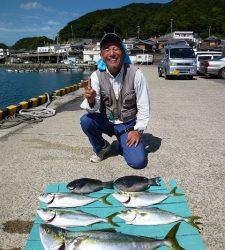 沖一文字内向きでブリ83cm！！アジの呑ませ釣り