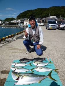 沖一文字内向きでブリ83cm！！アジの呑ませ釣り