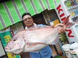 雨の中カゴ釣りで大鯛GET！お見事です