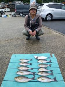 雨の神谷沖一文字でカゴ釣り　イサギにスマガ…