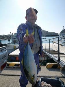 すいこみ釣りでハマチ、惜しくも一本バラしま…