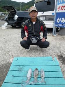 工場裏でのヤエン釣果、アオリイカ快釣♪