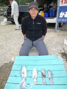 工場裏でのヤエン釣果、アオリイカ快釣♪