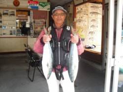 カブト磯　活けアジののませ釣りでハマチ☆