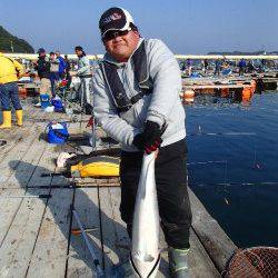 家島の海上釣り堀で特大サイズのブリ！