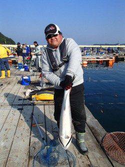 家島の海上釣り堀で特大サイズのブリ！