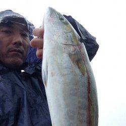 翼港、アジの飲ませ釣りでハマチをキャッチ！