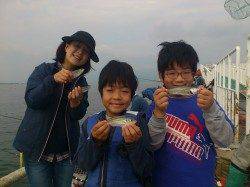 尼崎市魚つり公園　サビキのイワシ好調　ズボ釣りでセイゴも
