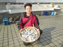 尼崎市魚つり公園 今日はサッパ中心の町か 他、サヨリ、イワシなど
