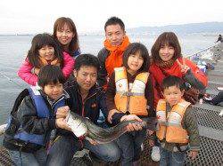 尼崎市魚つり公園、サヨリが絶好調！