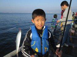 尼崎市魚つり公園　晴れの日曜日はファミリーのサビキ釣りで賑わう