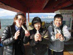 ズボ釣りで大物狙いならエサはキビナゴ！尼崎市魚つり公園