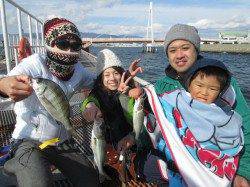 尼崎市魚つり公園、本日もセイゴにチヌがシラサに好反応！