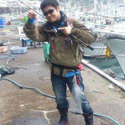 荒天の中デイエギング、船まわりをサイトして３杯(^_^)v