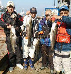 渡船を使ってエビ撒き釣り、75cmスズキを頭に