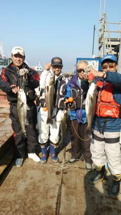 渡船を使ってエビ撒き釣り、75cmスズキを…