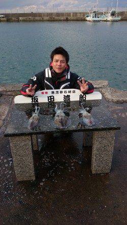 衣奈、渡船を使ってヤエンでアオリ狙い！