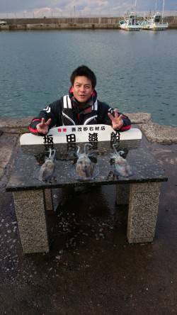 衣奈、渡船を使ってヤエンでアオリ狙い！