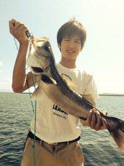 夕方の時合にタチウオ2本連続ヒット、日中はシーバスも♪