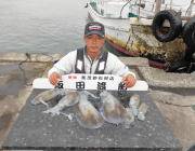 筏のヤエンで1.1㎏のアオリイカ♪