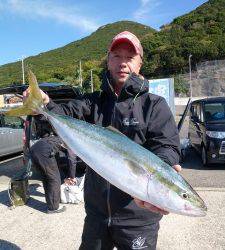 神谷一文字、ルアーでメジロ72cm！