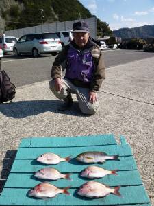 これからのグレ脂がのっておいしいですよ！沖一文字でかご釣り