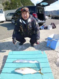 沖一文字内向きで飲ませ釣り、ハマチ50cm…