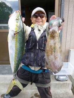 湯浅の磯でウキ釣り、アオリ5ハイに青物！