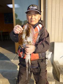 アオリイカ1kg級を3バイ♪　湯浅の磯のヤ…