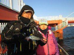 尼崎市魚つり公園、ウキ釣りでセイゴ・ハネの釣果