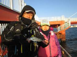 尼崎市魚つり公園、ウキ釣りでセイゴ・ハネの…