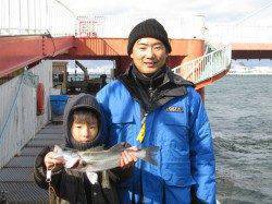 尼崎市魚つり公園、ウキ釣りでセイゴ・ハネの釣果