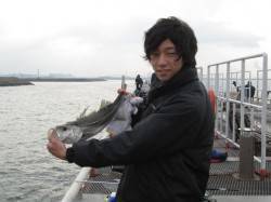 早朝の尼崎市魚つり公園でエビ撒き　ハネ、セ…