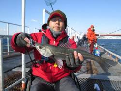 尼崎市魚つり公園　エビ撒き師のハネ狙いで賑…